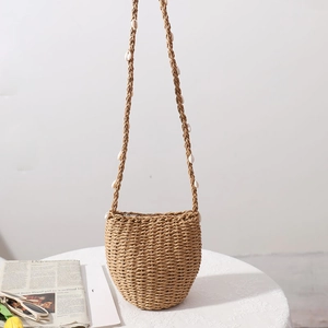 Borsa a tracolla in paglia con cinturino di conchiglie e zip per spiaggia estiva