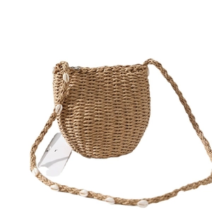 Borsa a tracolla in paglia intrecciata a forma di conchiglia con decorazioni bianche