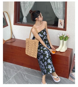 Détail d'un sac cabas en paille tissé à la main avec texture crochet pour la plage