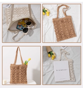 Détail de sacs fourre-tout en crochet évidé beige et kaki pour les vacances à la plage