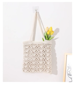 Détail du sac fourre-tout au crochet ivoire avec motif à vagues et tulipes