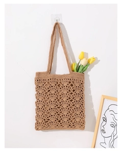Détail du motif au crochet évidé sur le sac cabas tissé avec bandoulière