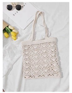 Détail d'un sac cabas en crochet crème avec motifs floraux et fermeture éclair