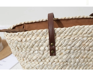 Vue détaillée de la texture tressée en paille de maïs avec poignée en cuir et rivet