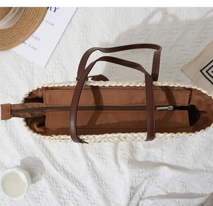 Détail du sac en paille de maïs avec fermeture éclair marron et doublure intérieure douce