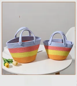Détail de sacs fourre-tout tissés en coton rayé de deux tailles pour les vacances d'été