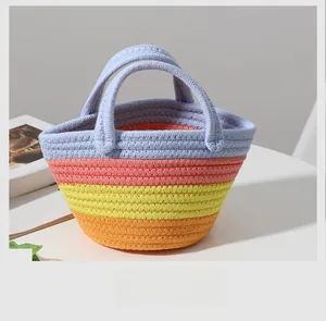 Détail du sac à main tissé à rayures multicolores avec texture de corde en coton doux