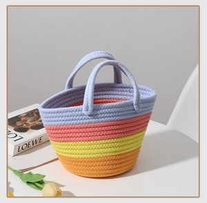 Gros plan détaillé du tissage en corde de coton coloré et de la texture tressée
