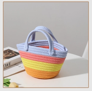 Détail du sac en corde de coton à rayures colorées montrant texture et doubles poignées