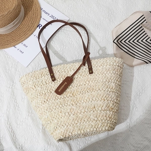 Sac cabas artisanal en paille de maïs avec bandoulières en cuir pour la plage