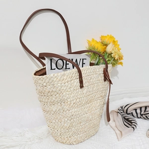 Sac de plage tressé en paille de maïs blanc cassé avec anses en cuir marron