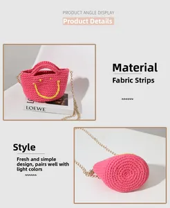 Gros plan détaillé du sac seau rose crocheté en fil de coton épais avec motif smiley