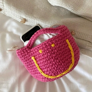 Mini sac seau fait main en tricot rose avec motif smiley jaune et doublure à cordon