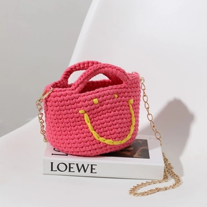 Mini sac seau au crochet rose fait main avec motif smiley jaune et chaîne dorée