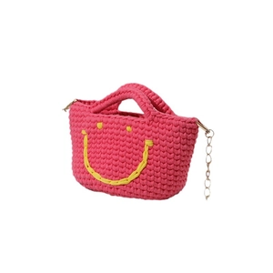 Sac seau tissé main rose fuchsia avec visage souriant et bandoulière chaîne dorée