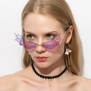 Fashion cat-eye flame sunglasses with floral hoop earrings and lace pearl choker