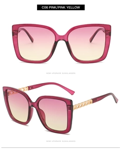Dettaglio montatura cat-eye rosa trasparente con stanghette a catena in metallo