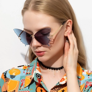 Stilvolle Schmetterlings-Sonnenbrille in Übergröße mit Verlauf und goldenen Bügeln