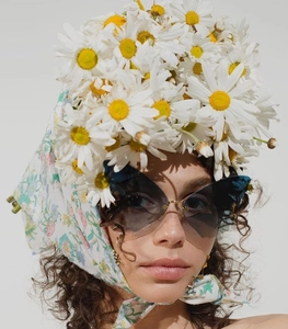 Nahaufnahme der Schmetterlings Sonnenbrille mit Farbverlauf und floralem Kopfschmuck