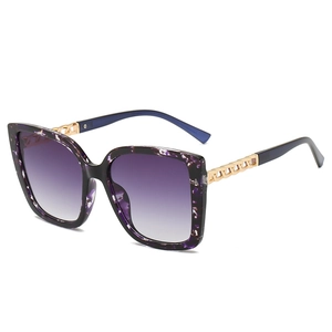 Occhiali da sole vintage cat-eye oversize con lenti sfumate viola e aste in metallo cave