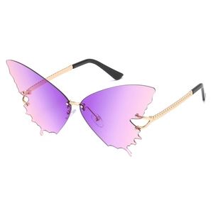 Große Schmetterlings-Sonnenbrille mit lila Verlaufsgläsern und goldenen Bügeln im Seildesign