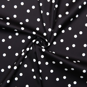 Detailaufnahme von Polka-Dot-Stoff mit weichem Fall und glatter, mattierter Textur