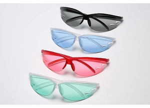 Détail de lunettes de soleil sport flamme en noir, bleu, rouge et vert tendance