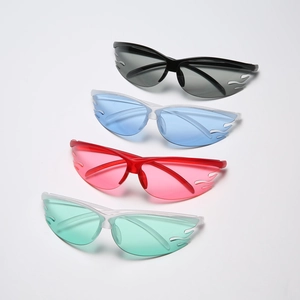 Lunettes de soleil flamme stylées en noir, bleu, rouge et vert pour cyclisme et fêtes