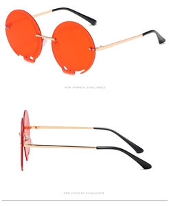 Detail der roten runden Übergroßen-Sonnenbrille mit goldfarbenen Bügeln und Punk-Hohlglas-Design