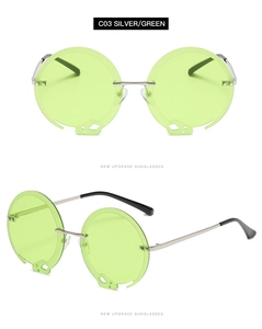 Detailansicht der runden grünen Sonnenbrille mit Silberrahmen und Totenkopf-Ausschnitt
