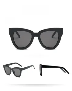 Vues détaillées de lunettes de soleil œil de chat surdimensionnées, monture noire et verres gris