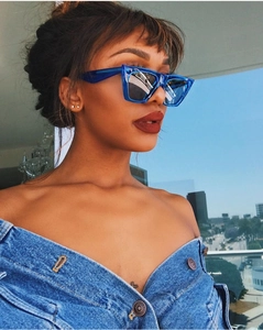 Détail de lunettes de soleil œil de chat bleu royal transparent avec verres gris foncé