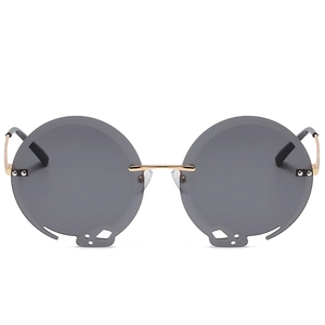 Runde Übergroße Sonnenbrille mit goldenem Metallrahmen und Cut-out-Details an den Gläsern