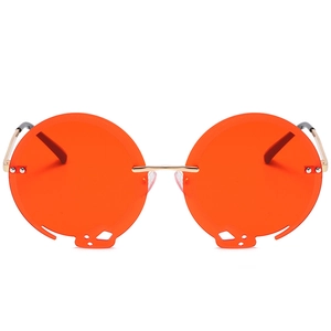 Übergroße runde Sonnenbrille mit orangen Gläsern und goldenem Metallrahmen für trendigen Style
