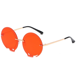 Trendige Übergroße Runde Sonnenbrille mit rot-orangen Gläsern und Totenkopf-Ausschnitt