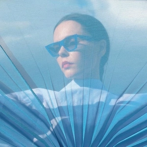 Lunettes de soleil œil de chat pour femme avec monture transparente bleue et verres bleus
