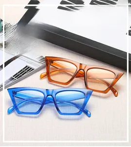 Lunettes de soleil œil-de-chat à la mode avec montures colorées et design rétro géométrique