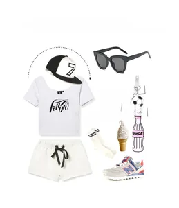 Ensemble mode avec lunettes de soleil cat-eye oversize, tenue streetwear blanche et casquette