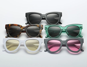 Détail de lunettes de soleil œil-de-chat empilées en plusieurs couleurs avec montures