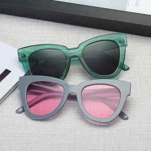 Lunettes de soleil œil-de-chat oversize modernes avec verres teintés et monture épaisse