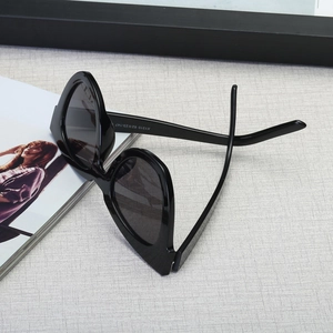 Lunettes de soleil œil-de-chat noires surdimensionnées avec monture épaisse et verres