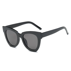 Lunettes de soleil œil-de-chat noires surdimensionnées avec verres gris foncé vue de 45 degrés