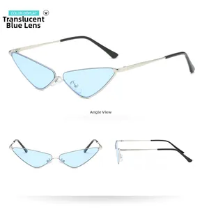 Détail de lunettes de soleil triangle en métal argenté avec verres bleus transparents