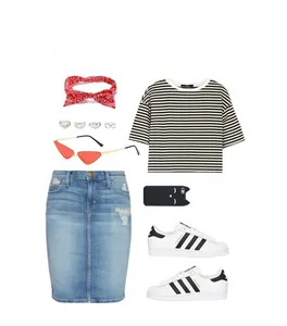 Vue à plat de lunettes de soleil triangle rouges avec accessoires et tenue décontractée