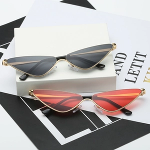Lunettes de soleil œil-de-chat en métal avec verres gris et rouges et monture dorée
