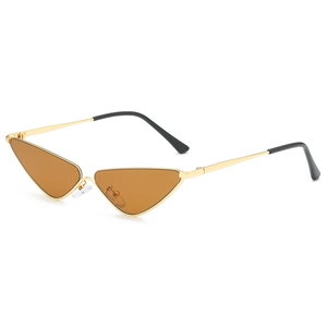 Lunettes de soleil triangulaires à monture dorée et verres ambrés pour un look tendance
