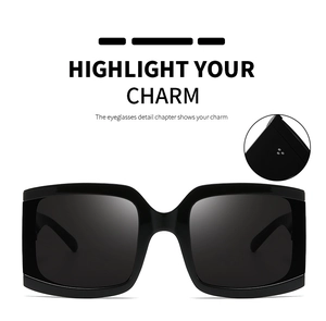 Vue détaillée de lunettes de soleil noires carrées avec rivets en métal décoratifs
