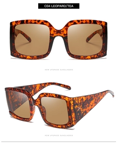 Gros plan sur les lunettes de soleil léopard vintage à branches larges et rivets