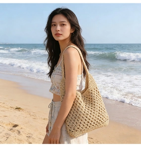 Gros plan détaillé sur la texture évidée d'un sac en paille pour les vacances d'été