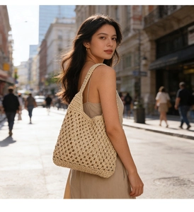 Détail du sac cabas beige ajouré avec une texture en maille crochetée élégante